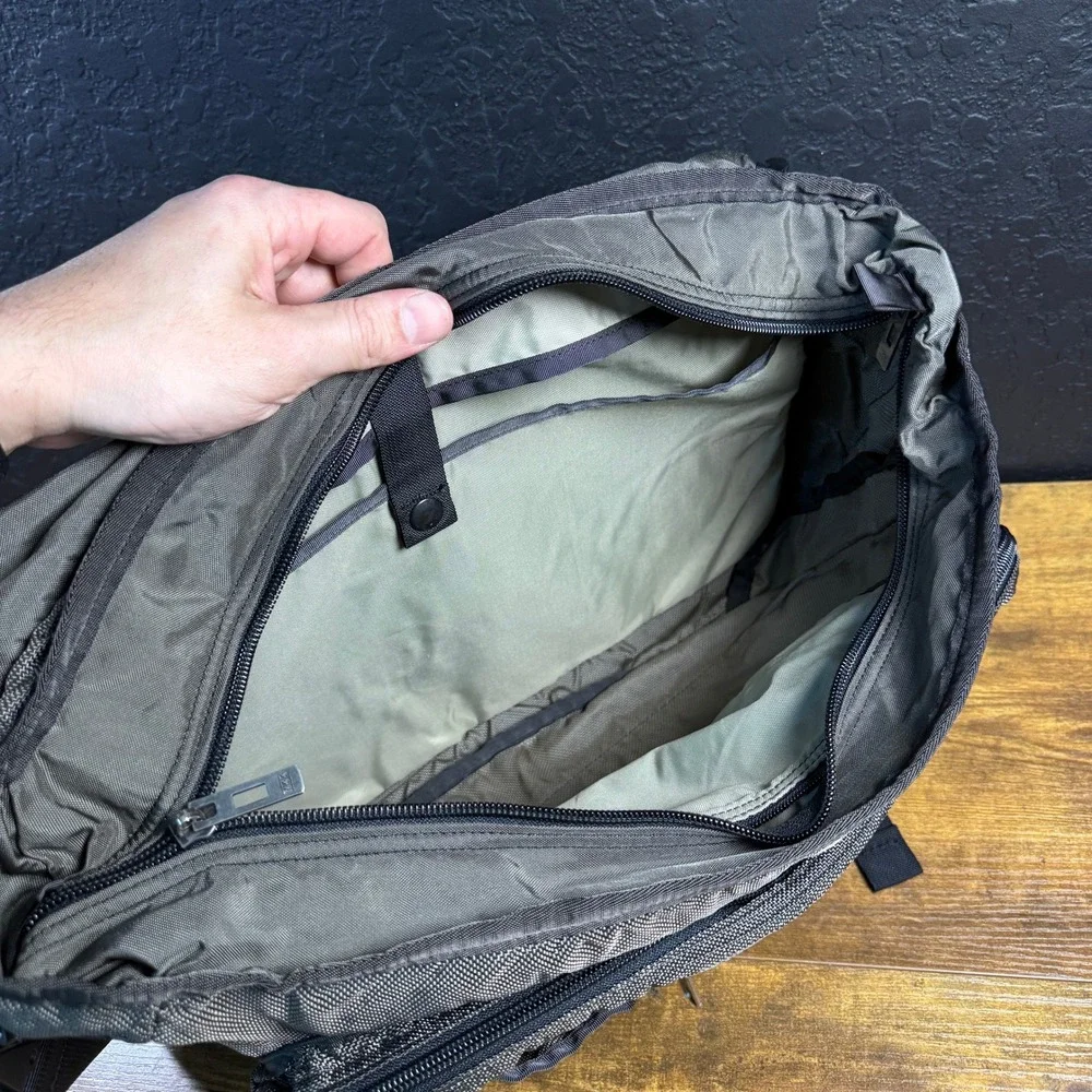 Patagonia Critical Mass Grey Ballistic Nylon Messenger Bag Large Laptop Unisex